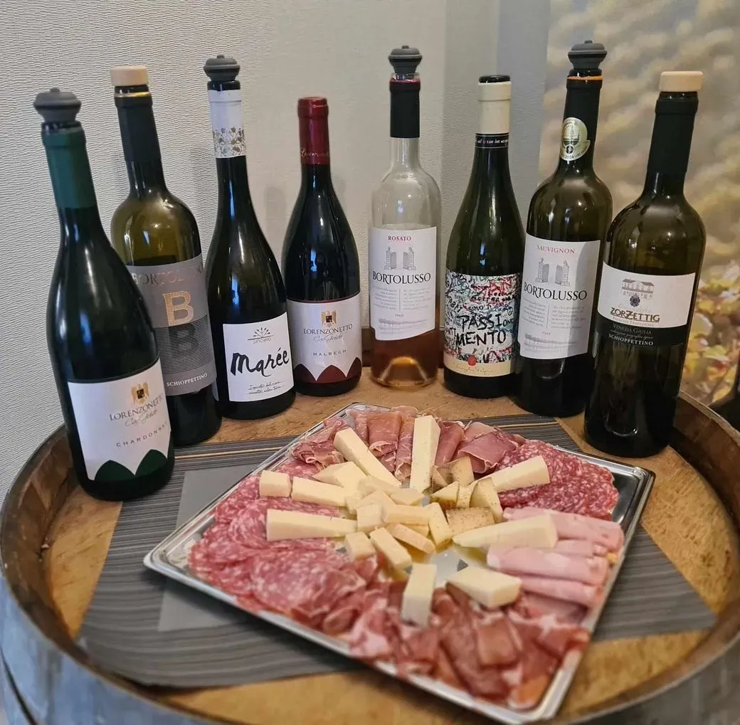 Bouteilles de vin et plateau de charcuterie pour une dégustation